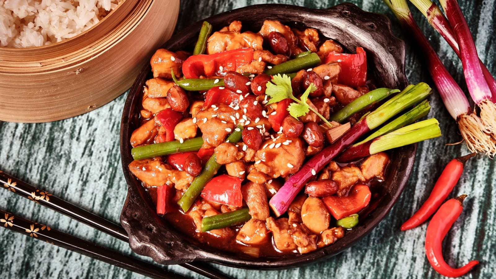 Kuřecí kung pao s arašídy