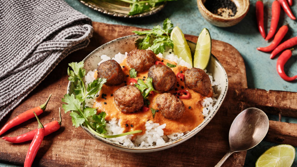 Masové kuličky s thajským curry a jasmínovou rýží