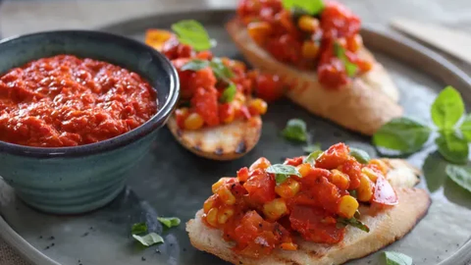 Bruschetta s rajčaty a Ajvarem
